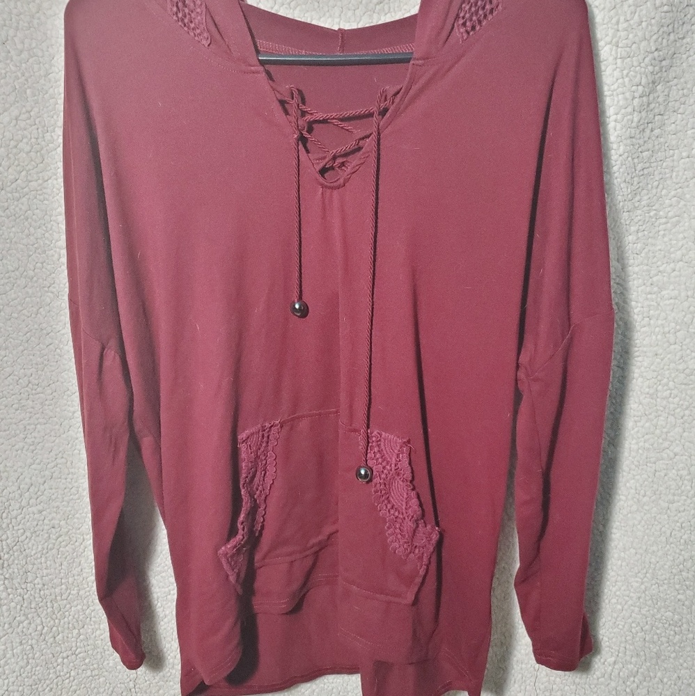 Maroon detailed hooded shirt